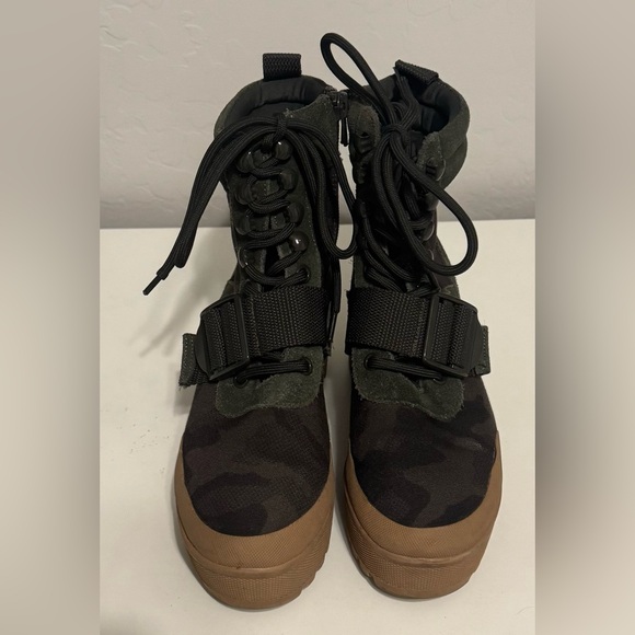 Steve Madden women’s Stylish Camouflage combat Boots - Picture 3 of 8